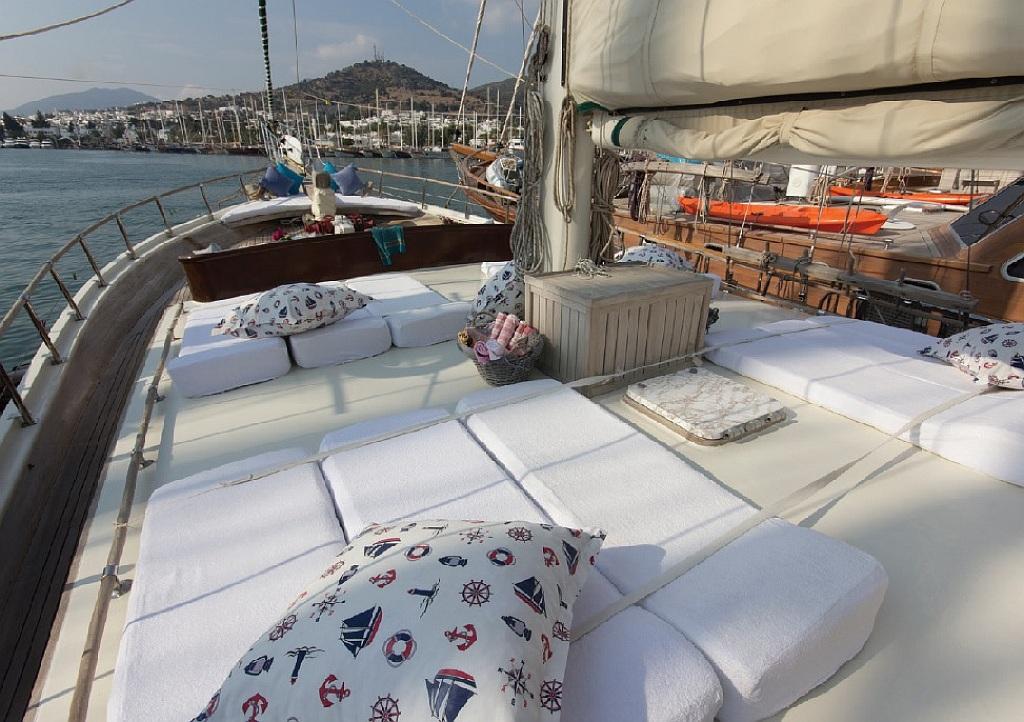 Sun-soaked Serenity: Unwind on Serenad's Luxurious Foredeck